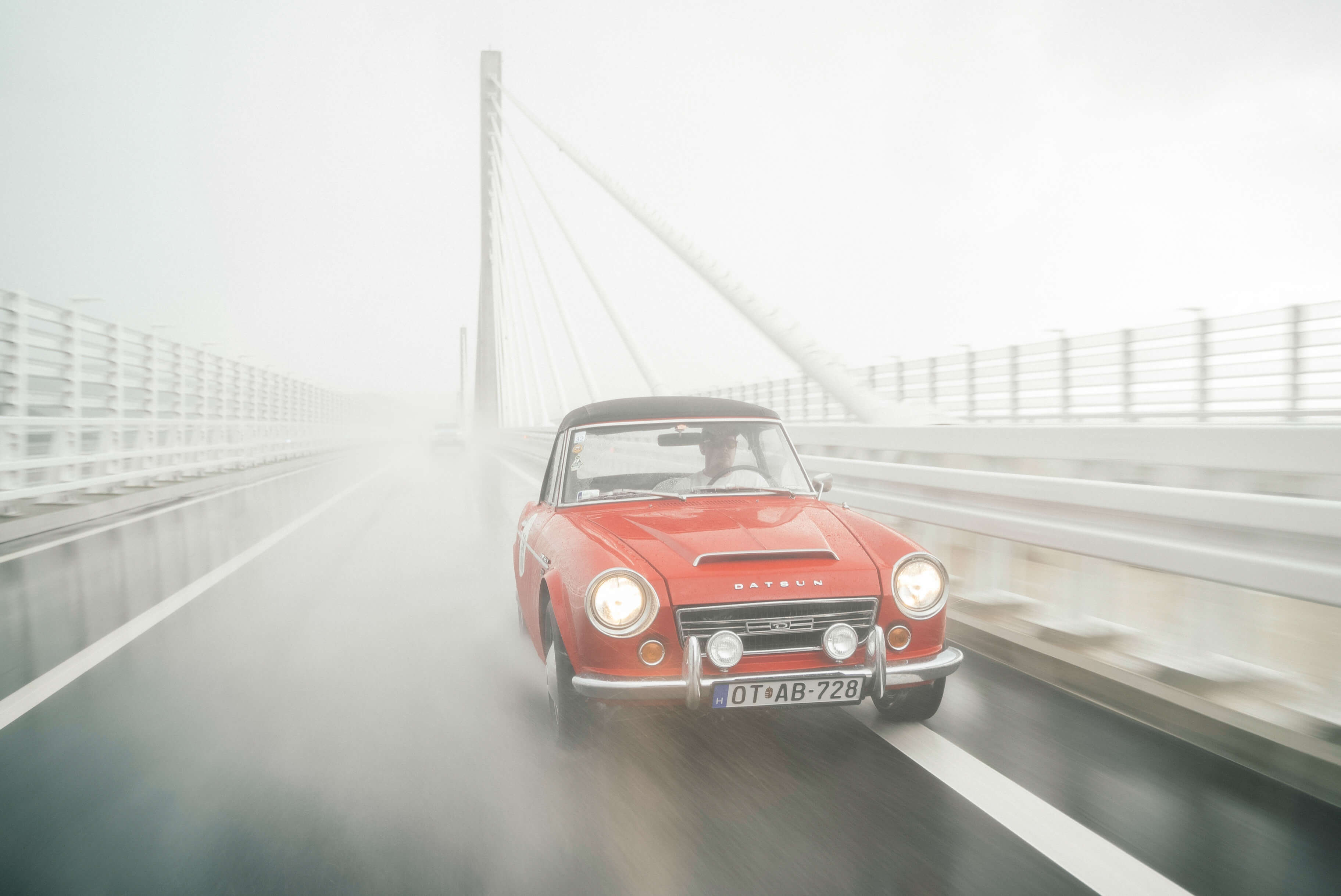 Piros Datsun autó, hid, köd, rally